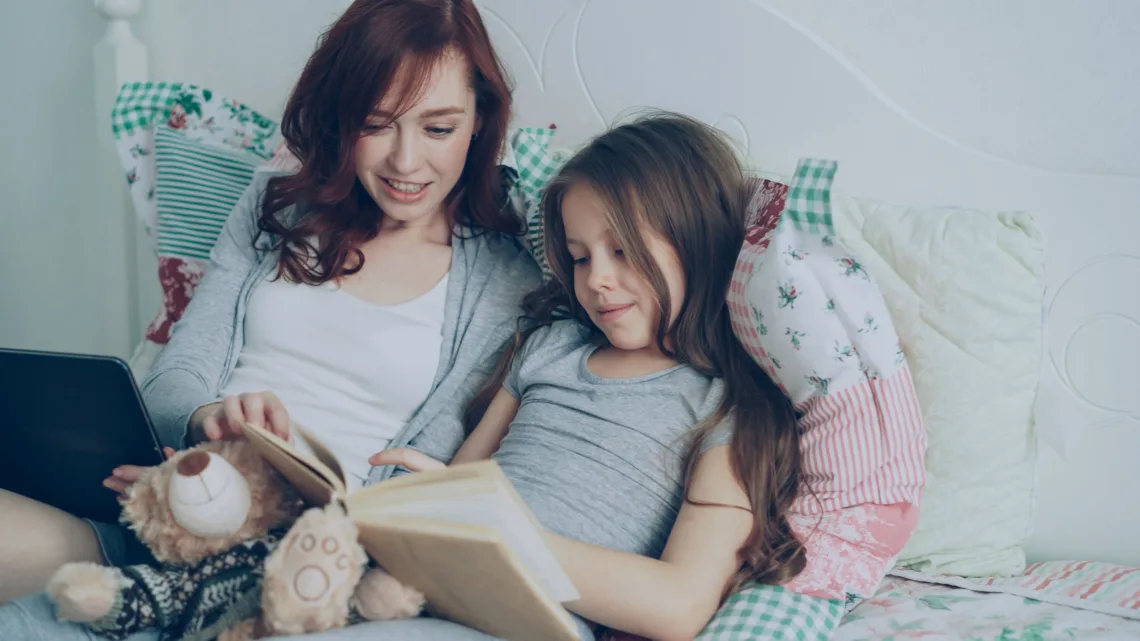 Une maman et sa fille lisent un livre ensemble