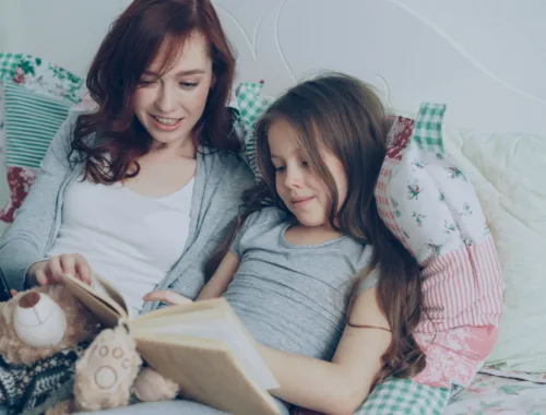 Une maman et sa fille lisent un livre ensemble