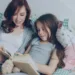 Une maman et sa fille lisent un livre ensemble