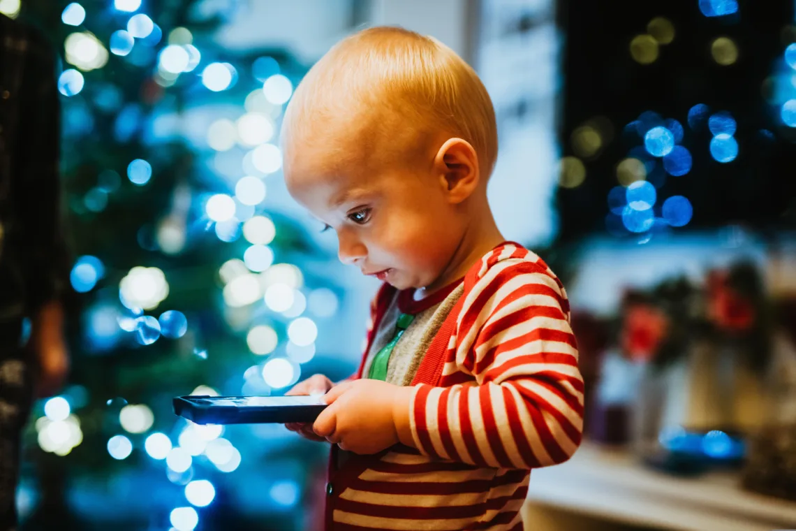 Un tout petit regarde le téléphone de ses parents