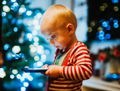 Un tout petit regarde le téléphone de ses parents
