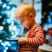 Un tout petit regarde le téléphone de ses parents