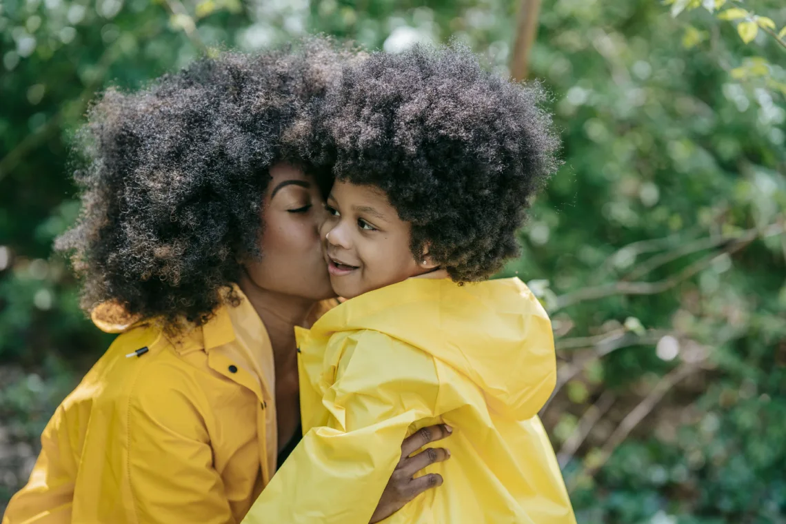 Une maman fait un bisou à sa fille