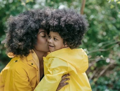 Une maman fait un bisou à sa fille