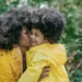 Une maman fait un bisou à sa fille