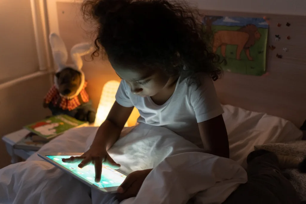 Une petite fille joue sur sa tablette