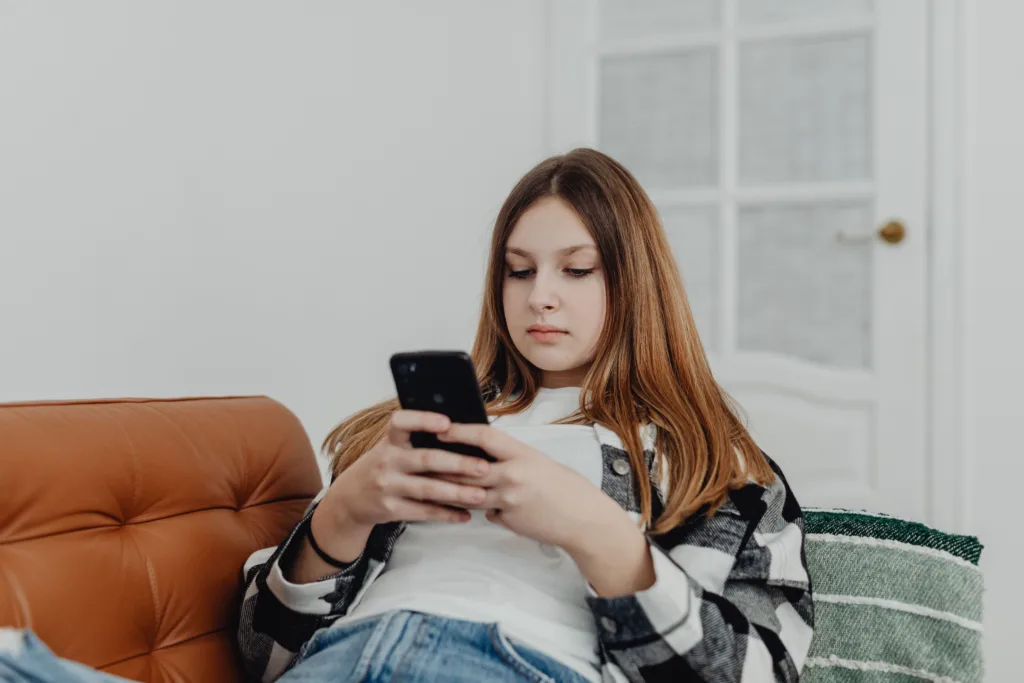 Une jeune fille regarde son mobile