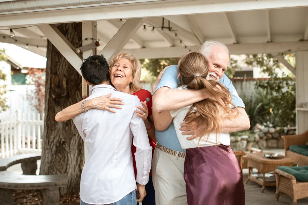 Câlins entre des adultes et des grands-parents